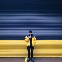 Karena banyak orang yang bilang Suho bagus memadupadankan warna. Sejak itu, aku mulai sengaja mencari lokasi dan mencocokkan busana dengan latarnya. Jika aku menggunakan baju tertentu, aku akan mencari tempat yang sesuai dengan baju itu, ungkapnya dalam video yang diunggah Allure.Foto: Instagram @kimjuncotton