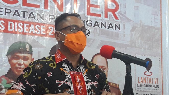 Sekda Maluku, Kasrul Selang saat mengumumkan istrinya positif Corona.