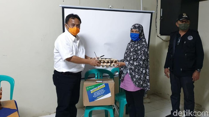 Sekda sumedang salurkan bansos provinsi