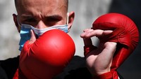 Di sisi lain  WHO menyebutkan, virus corona dapat menjadi endemik seperti HIV. Menurut WHO, virus Corona jenis baru mungkin tidak akan pernah bisa hilang pada populasi di seluruh dunia, sehingga masyarakat harus belajar hidup dengannya. Franck Fife/AFP via Getty Images.