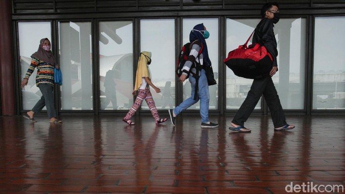 Bandara Soekarno-Hatta ramai diperbincangkan usai kepadatan penumpang terlihat di bandara itu pagi tadi. Seperti apa kondisi bandara itu kini?
