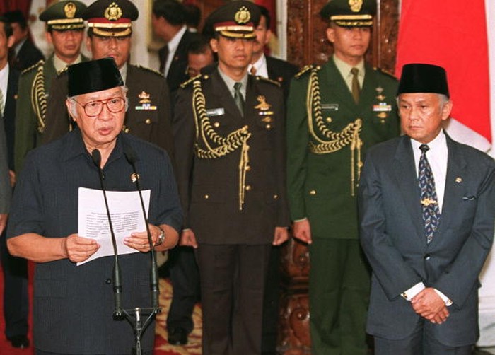Aksi massa tuntut Soeharto mundur kian bergelora di bulan Mei 1998. Sederet peristiwa yang terjadi di bulan itu jadi catatan hitam dalam demokrasi di Indonesia.
