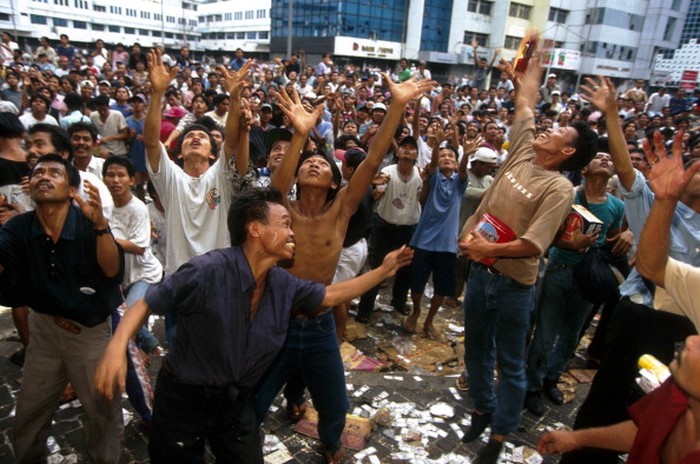 Aksi massa tuntut Soeharto mundur kian bergelora di bulan Mei 1998. Sederet peristiwa yang terjadi di bulan itu jadi catatan hitam dalam demokrasi di Indonesia.
