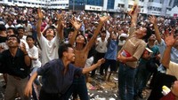 Namun karena kebijakan itu cadangan devisa Indonesia terus tergerus untuk menjaga kurs. Akhirnya pemerintah membuka rupiah menjadi kurs mengambang. Akhirnya dolar AS mulai merangkak naik ke Rp 4.000 di akhir 1997, lanjut ke Rp 6.000 di awal 1998. Ekonomi morat-marit hingga terjadi penjarahan di mana-mana. (Getty Images)