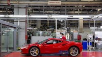 Model F8 Tributo jadi mobil Ferrari yang bakal selesai diproduksi usai lockdown dilonggarkan. Yap, supercar ini memiliki konfigurasi mesin tengah atau mid engine, setelah sebelumnya hadir di model 488 dan La Ferrari. Foto: dok. Ferrari