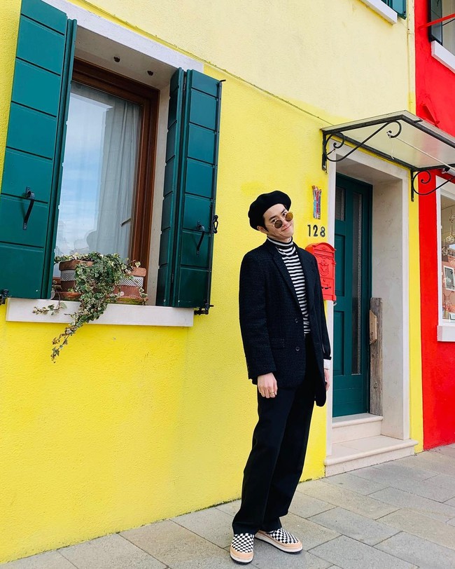 Suho EXO pun membagikan tekniknya dalam mengambil foto yang estetik. Yakni dengan meminta seorang teman untuk berdiri di suatu tempat yang bagus lalu memotretnya. Kemudian Suho menunjukkan pada teman itu bagaimana foto yang diinginkannya.Foto: Instagram @kimjuncotton