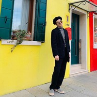 Suho EXO pun membagikan tekniknya dalam mengambil foto yang estetik. Yakni dengan meminta seorang teman untuk berdiri di suatu tempat yang bagus lalu memotretnya. Kemudian Suho menunjukkan pada teman itu bagaimana foto yang diinginkannya.Foto: Instagram @kimjuncotton