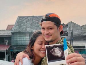 Sweet Abis! Bunga Jelitha Beri Kejutan Hamil Lagi ke Syamsir Alam
