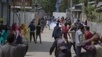 Warga melempari polisi India dengan batu.