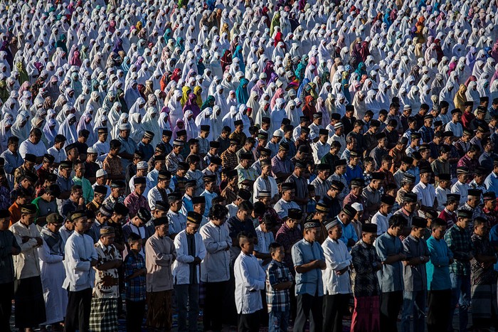 Majelis Ulama Indonesia (MUI) menerbitkan fatwa mengenai panduan salat Idul Fitri saat pandemi Corona. Salat Id bisa dilakukan berjemaah atau sendiri-sendiri.