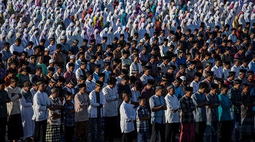 Majelis Ulama Indonesia (MUI) menerbitkan fatwa mengenai panduan salat Idul Fitri saat pandemi Corona. Salat Id bisa dilakukan berjemaah atau sendiri-sendiri.