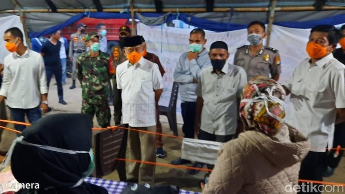 Gubernur Sulbar Ali Baal Masdar mengunjungi pos perbatasan Polman dengan Pinrang (Abdy Febriady/detikcom)