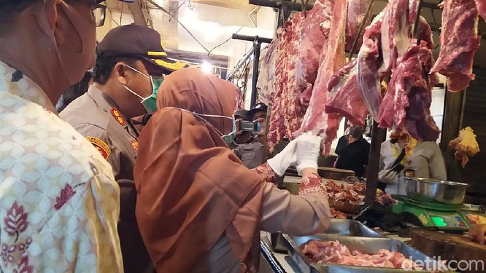 Polisi dan Pemkot Cimahi sidak pasar tradisional antisipasi peredaran daging babi