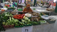 Hari ini, pedagang dengan nomor lapak ganjil saja yang boleh berjualan. Besok, lapak dengan nomor genap yang mendapatkan giliran untuk membuka usahanya. Semua dilakukan guna mengurangi penumpukan pembeli.