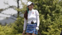 Lee Bo-mee melihat bola hasil pukulannya melambung tinggi.