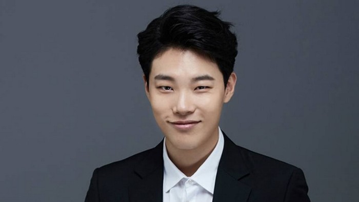 idol korea jadi pelayan restoran