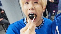 Jinjin salah satu anggota ASTRO sangat suka makan. Lihat nih momen makan Jinjin yang terlihat lucu saat menyantap satu suapan besar kimbap. Foto: ASTRO SNS