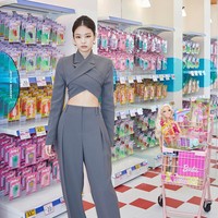 Setelan blazer dan celana seksi ini dikenakan Jennie saat pembukaan pop-up store Jentle Home, lini kacamata hasil kolaborasinya dengan Gentle Monster. Foto: Instagram/@gentlemonster