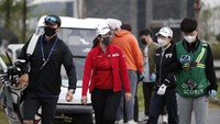 Para kru juga diwajibkan memakai masker.