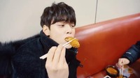 Lucu sekali momen Eunwoo saat menyantap ayam goreng berikut. Walau tak menghadap ke kamera, tampannya Eunwoo tetap terpancar ya. Foto: ASTRO SNS
