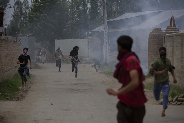 Warga Kashmir Protes Penembakan Pemuda Desa oleh Polisi India Warga Kashmir terlibat bentrokan dengan polisi India. Bentrokan terjadi saat massa berdemo memprotes penembakan warga desa oleh polisi India.