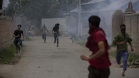 Bentrokan terjadi di Desa Makhama, sebelah barat Srinagar, Kashmir yang dikuasai India, Rabu (13/5).