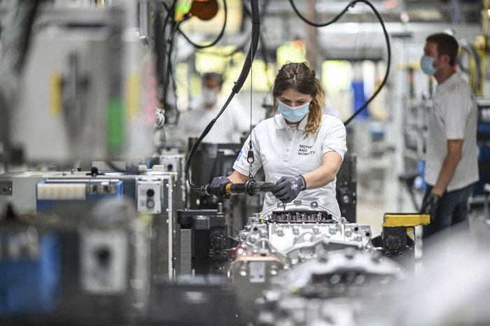 Perusahaan otomotif Jerman pemasok transmisi, ZF Friedrichshafen mulai beroperasi kembali. Proses produksi dilakukan dengan memperhatian protokol kesehatan.