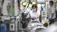 Para pekerja mulai memproduksi transmisi untuk truk ZF Traxon di pabrik ZF Friedrichshafen di Friedrichshafen, Jerman, Selasa, 12 Mei 2020.