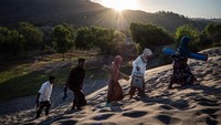 Namun, bila masyarakat berada di kawasan penyebaran COVID-19 yang belum terkendali, salat Idul Fitri boleh dilaksanakan di rumah, secara berjemaah atau sendiri-sendiri.  
