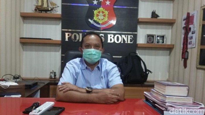 Polres Bone menyerahkan berkas dugaan korupsi dana PAUD yang dilakukan istri Wakil Bupati Bone, Erniati (Zulkifli Nasir/detikcom)