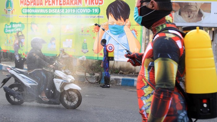 HIMBAUAN BERAKTIVITAS DI RUMAH Pengendara melintas di spanduk imbauan terkait bahaya Virus Corona (COVID-19) di Pasuruan, Jawa Timur, Selasa (14/4/2020). Pemerintah Kota Pasuruan terus melakukan upaya preventif untuk mencegah penyebaran virus corona (COVID-19) dengan memasang sejumlah spanduk di jalan. ANTARA FOTO/Umarul Faruq/hp.