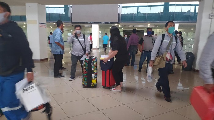 penumpang pesawat di bandara juanda
datang dari jakarta