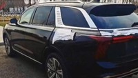 Hongqi E115 memiliki jarak sumbu roda wheelbase 3.251 mm dengan panjang keseluruhan 5.156 mm. Seperti Cullinan, SUV China ini cukup bongsor namun agak sedikit lebih pendek.. Foto: carbuzz