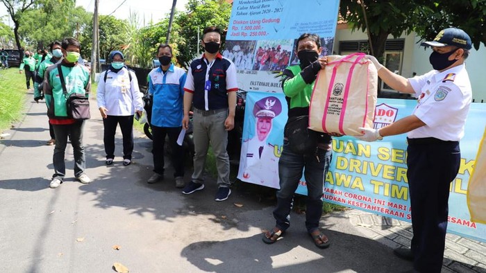 Senangnya Driver Ojol Terima Paket Sembako
