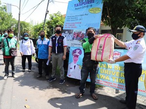 Driver Ojol Semringah Dapat Paket Sembako