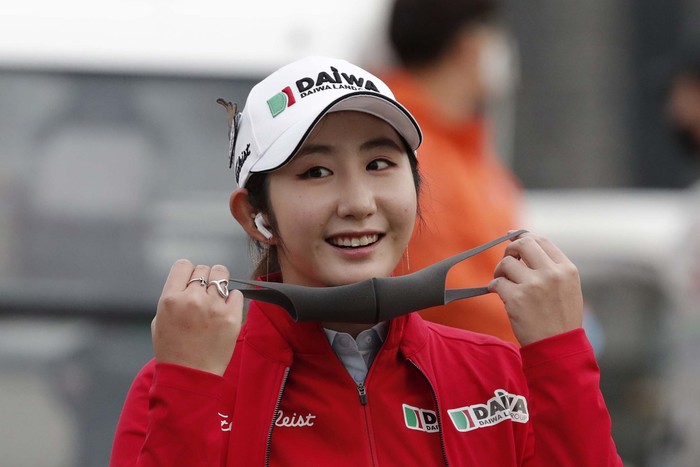 Para pegolf wanita Korsel mulai beraksi dalam ajang KLPGA Championship. Begini aksi mereka di tengah pandemi COVID-19 yang melanda dunia.