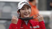 Bae Seon-woo dari Korea Selatan memakai masker saat mengikuti KLPGA Championship di Yangju, Korsel, Kamis (14/5).