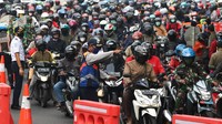 Sejak awal-awal Corona, warga di Jawa Timur masih saja ada yang berkeliaran di jalan-jalan seperti terlihat pada foto ini. Kini Jatim pun menjadi wilayah dengan penyebaran virus Corona yang besar dan masif. ANTARA FOTO/Didik Suhartono.