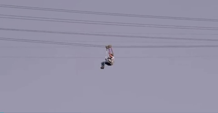 Pria tersangkut di zip line