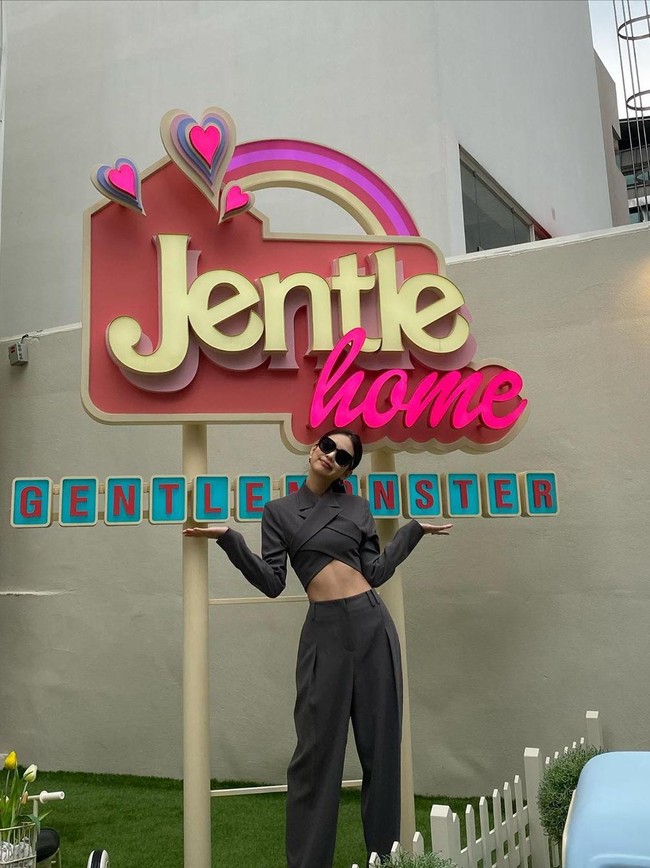 Untuk acara pembukaan pop-up store Jentle Home, Jennie sendiri mengenakan kacamata dari Gentle Monster seri Kuku 01 seharga Rp 3,8 juta. Foto: Instagram/@jennierubyjane