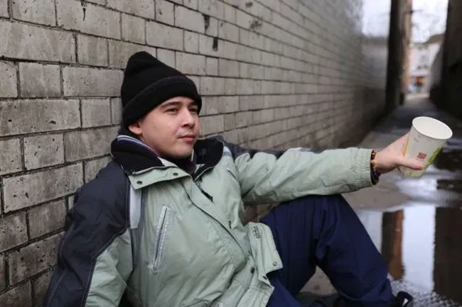 Namun ia melepas semua kekayaan tersebut dan menjadi tunawisma untuk beberapa hari demi mengikuti acara Rich Kids Go Homeless. Jay pun optimis bisa melalui hari-harinya menjadi gelandangan.  Foto: dok. Rich Kids Go Homeless