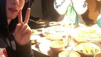 Walaupun tak lengkap, namun kedekatan anggota ASTRO juga terlihat saat menikmati makanan mereka di sebuah restoran. Di sana ada Eunwoo, Sanha, Jinjin, dan Rocky. Foto: ASTRO SNS