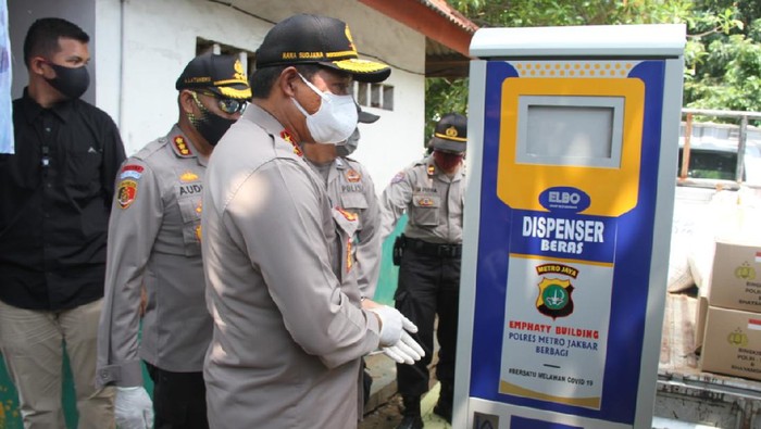 Dispenser beras gratis untuk warga Jakbar