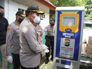 Polres Jakbar Sediakan Dispenser Beras Gratis bagi Warga Terdampak Corona