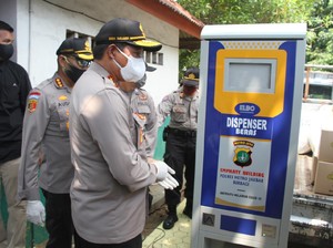 Polres Jakbar Sediakan Dispenser Beras Gratis bagi Warga Terdampak Corona
