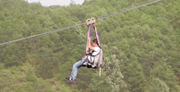 Pria tersangkut di zip line