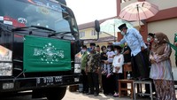 Kiai Said melepas truk-truk yang mengangkut Sembako untuk didistribusikan ke masyarakat yang membutuhkan bantuan. PBNU kembali menyalurkan bantuan berupa Sembako kepada masyarakat yang terkena dampak sosial-ekonomi wabah COVID-19 di DKI Jakarta, Banten, Cirebon, Kuningan, Majalengka, dan juga luar Jawa.