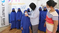 Sebagai bentuk kepedulian terhadap anak yatim dan mendukung upaya Pemerintah menanggulangi dampak COVID-19, J Trust Bank juga secara berkala menyalurkan bantuan Alat Pelindung Diri (APD) kepada sejumlah rumah sakit rujukan Corona di DKI Jakarta dan sejumlah daerah di Indonesia. dok. Jtrust Bank