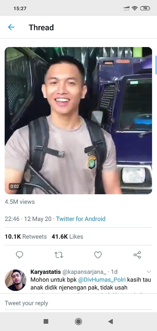 Viral Polisi Pamer Kokang Senjata