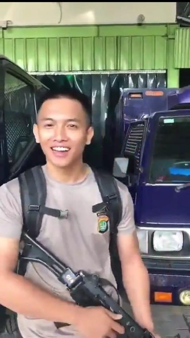 Viral Polisi Pamer Kokang Senjata